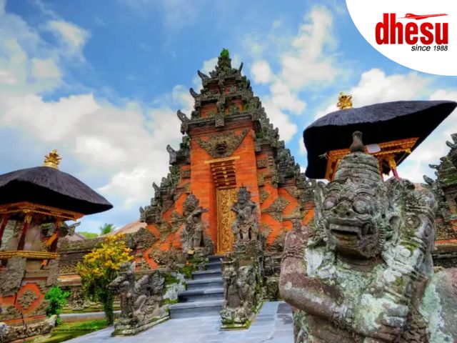 Lush Tegalalang rice terraces and tropical jungle in Ubud highlands, Bali